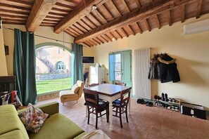 Family Apartment, Patio, Garden View | Living area | 30-inch LED TV with digital channels - Agriturismo Podere Grotta Antica (Chiusi)
