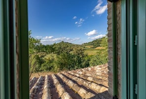 Camera doppia, patio, vista collina | Culle/letti per bambini (a pagamento), Wi-Fi gratuito, lenzuola