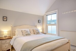 Iron/ironing board, travel crib, WiFi (free), bed sheets - 2 Bed in Bembridge (oc-p34174) (Bembridge)