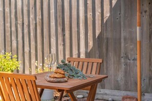 Outdoor dining - 2 Bed in Bembridge (oc-p34174) (Bembridge)