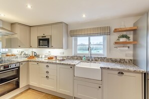 Oven, dishwasher, high chair, cookware/dishes/utensils - 3 Bed in Cundall (oc-l34088) (Cundall)