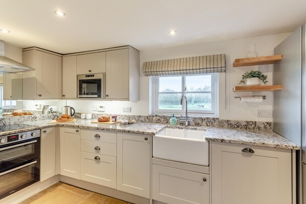 Oven, dishwasher, high chair, cookware/dishes/utensils - 3 Bed in Cundall (oc-l34088) (Cundall)