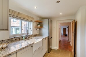 Towels - 3 Bed in Cundall (oc-l34088) (Cundall)