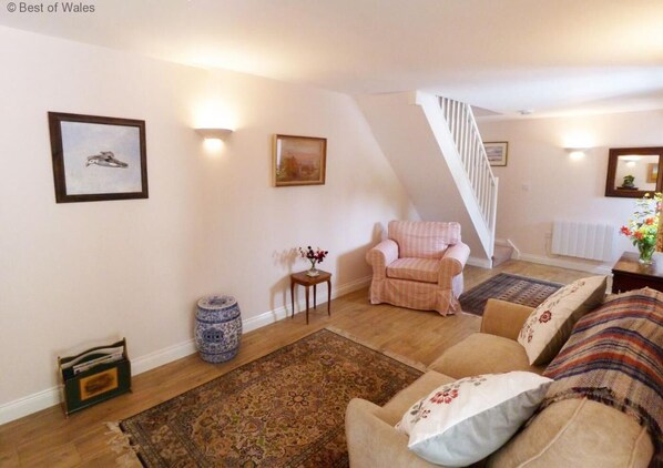 Living area - 1 Bed in Porthcawl (oc-94806) (Porthcawl)