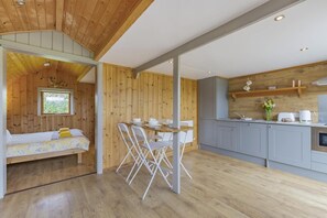 Travel crib, WiFi (free), bed sheets