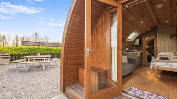 Travel cot, free WiFi, bed sheets