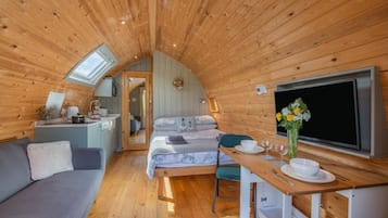 Travel cot, free WiFi, bed sheets