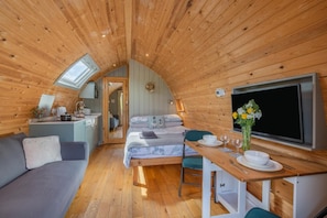 Travel crib, WiFi (free), bed sheets