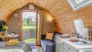 Travel cot, free WiFi, bed sheets