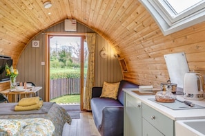 Travel crib, WiFi (free), bed sheets
