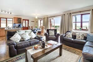 TV - 4 Bed in Upton Cross (oc-j34643) (Darley)