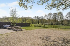 Outdoor dining - 2 Bed in Cardiff (oc-45394) (Peterston-super-Ely)