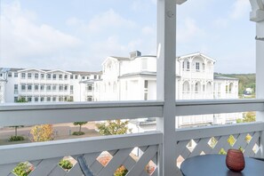 A balcony with a view of white buildings and a clear sky. - Perfekt fur 2 - Moderne Ferienwohnung Strandnah in Sellin (Sellin)