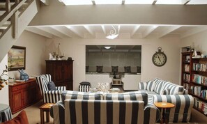 House, 5 Bedrooms, Balcony | Interior