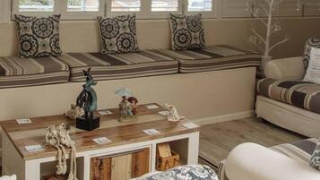 House, 5 Bedrooms, Balcony | Interior