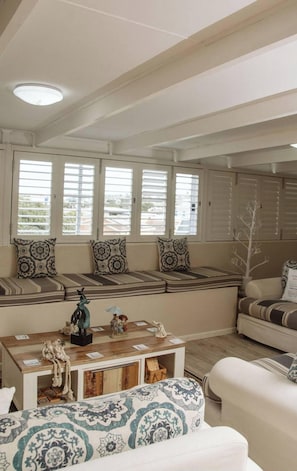 House, 5 Bedrooms, Balcony | Interior