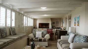 House, 5 Bedrooms, Balcony | Living room | Books