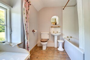 A bathroom with a toilet, sink, and bathtub. - 3 Bed in Dinas Mawddwy (oc-76524) (Llanymawddwy)