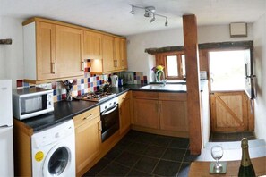 Microwave, oven, high chair, cookware/dishes/utensils - 2 Bed in St Davids (oc-23066) (St Davids)