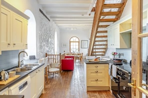 Microwave, oven, dishwasher, cookware/dishes/utensils - 3 Bed in Porthtowan (oc-e34620) (Porthtowan)