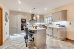 Microwave, oven, dishwasher, cookware/dishes/utensils - 3 Bed in Brampton (oc-p34636) (Brampton)