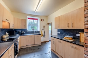 Microwave, oven, dishwasher, high chair - 4 Bed in Aberystwyth (oc-374994) (Tal-y-bont)