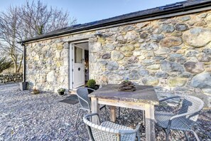 Outdoor dining - 2 Bed in Caernarfon (oc-76024) (Llanddeiniolen)