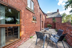 Outdoor dining - 2 Bed in Wrexham (oc-26687) (Ruabon)
