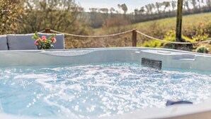 Ein Whirlpool mit freiem Blick auf die umliegende Landschaft.
