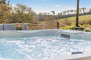 Outdoor spa tub - 4 Bed in St. Gennys (oc-p34626) (Crackington Haven)