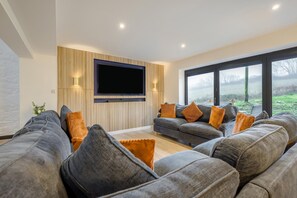 TV - 4 Bed in St. Gennys (oc-p34626) (Crackington Haven)