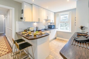 Microwave, oven, dishwasher, cookware/dishes/utensils - 3 Bed in Porthleven (oc-bayvil) (Porthleven)