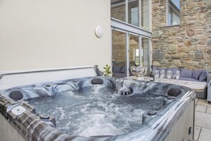 Outdoor spa tub - 4 Bed in Cemaes Bay (oc-bow29) (Llanfechell)