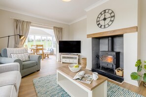 TV, fireplace - 3 Bed in Selattyn (oc-w34593) (Gobowen)