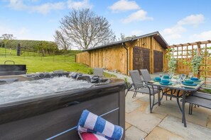 Outdoor dining - 3 Bed in Selattyn (oc-w34593) (Gobowen)