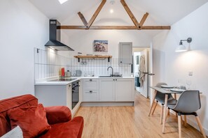 Oven, cookware/dishes/utensils - 1 Bed in West Runton (oc-q34498) (West Runton)