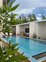 Una piscina al aire libre