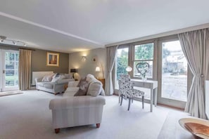 TV - 4 Bed in Stoney Middleton (oc-c34609) (Stoney Middleton)