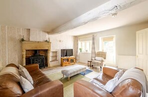 TV, fireplace - 3 Bed in Stoney Middleton (oc-c34611) (Stoney Middleton)