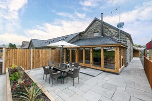 Outdoor dining - 4 Bed in Bala (oc-bow66) (Bala)