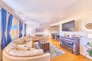 Ein Wohnzimmer mit einer Couch, einem Couchtisch und einem Kamin.