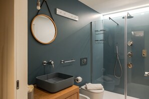 Shower, hair dryer, towels - Apartment 'Flat 1' with Wi-Fi and Air Conditioning (Portese)