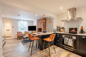 Oven, dishwasher, high chair, cookware/dishes/utensils - 2 Bed in Horstead (oc-l34497) (Coltishall)