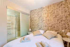 Iron/ironing board, WiFi, bed sheets - Holiday Home 'Ti Plom' with Private Terrace and Wi-Fi (Paimpol)