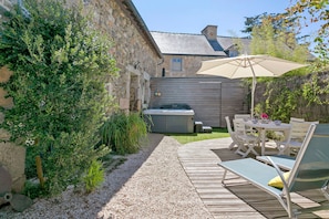 Outdoor dining - Holiday Home 'Ti Plom' with Private Terrace and Wi-Fi (Paimpol)
