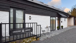 Un bâtiment sur lequel on peut lire l’inscription suivante : « CROESAW CARTREF ».