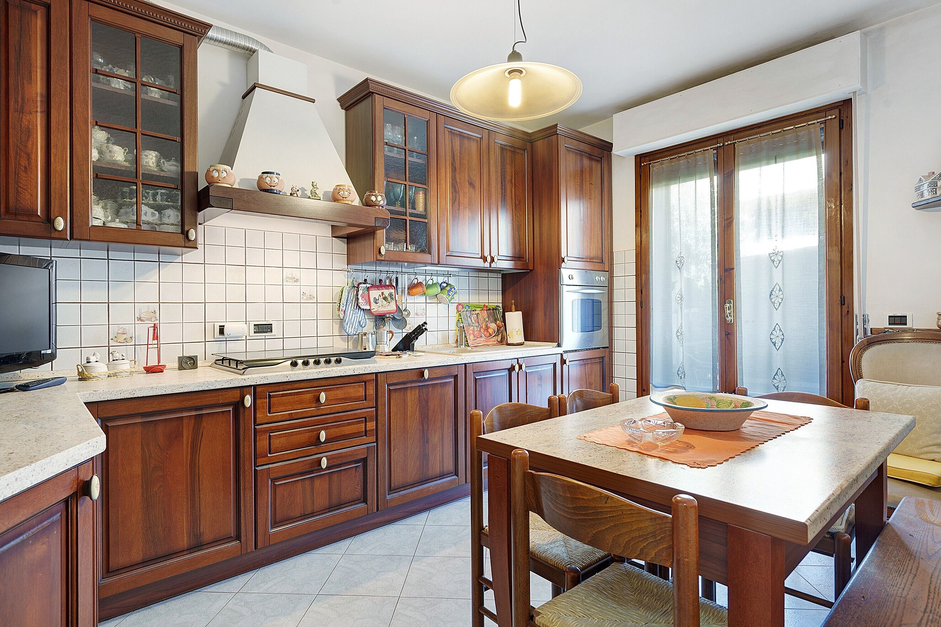 Coffee/tea maker, fridge, oven, stovetop