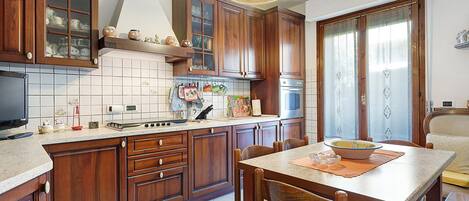 Coffee/tea maker, fridge, oven, stovetop