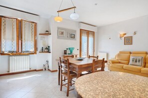 TV - Apartment 'Girasole' with Private Terrace, Private Garden and Wi-Fi (Pestello)