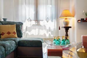 TV - Apartment 'Girasole' with Private Terrace, Private Garden and Wi-Fi (Pestello)